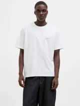 Camiseta blanca de manga corta y cuello redondo con logo Jack & Jones estampado en el pecho.