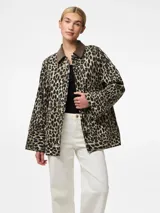 Chaqueta denim con estampado animal print, cuello camisero, cierre frontal con botones metálicos y bolsillos con solapa en el pecho. Confeccionada en 100% algodón con acabado enzyme wash.