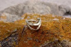 Anillo abierto de bronce con diseño de doble banda.