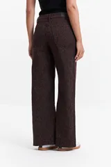 Pantalón de jean azul oscuro, corte wide leg y tiro alto.