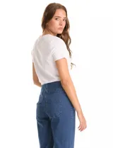 Jegging de algodón elastizado color gris claro, con pretina ancha elastizada de tiro alto, bolsillos laterales simulados con remaches metálicos y bolsillos traseros funcionales.