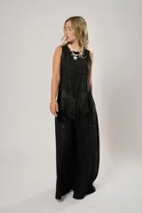 Pantalón negro súper campana de tiro medio en lino con bordados, con bolsillos delanteros y en la espalda. Cierre frontal con cremallera y botón.