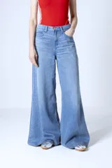Pantalón de jean celeste de pierna ancha y tiro alto.