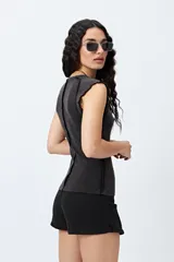 Remera negra con estampa frontal de la palabra 'Fearless' en color blanco. Corte ajustado y terminaciones con volados sutiles.