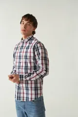 Camisa de manga larga a cuadros rojos y negros, de corte slim fit, con cuello abotonado y logo bordado en el pecho. Confeccionada en algodón.