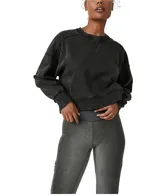 Buzo de algodón y poliéster, color negro lavado (acid wash), con cuello redondo, corte ligeramente cropped y fit amplio. Presenta costuras visibles que definen el diseño.