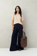 Remera negra de algodón con mangas abullonadas y elástico en la terminación.