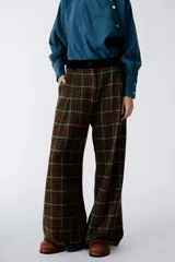 Pantalón sastero de tiro alto, con corte recto en colores marrón y verde a cuadros, confeccionado en paño con cintura de terciopelo.