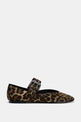 Zapato plano tipo bailarina con estampado animal, tira sobre el empeine con hebilla metálica y punta redonda. Suela de 1 cm de altura.