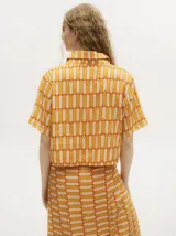 Camisa corta de viscosa con estampado geométrico en tonos naranja y blanco, de calce suelto.