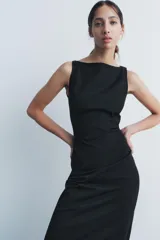 Vestido midi negro de Zara Woman Collection, confeccionado en hilatura con algodón, de cuello redondo y sin mangas.