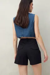 Short negro de algodón, de tiro medio, con bolsillos delanteros y traseros.