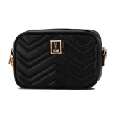 Cartera rectangular acolchada color negro, con costuras en patrón de chevron. Presenta un dije metálico con el logo de Vizzano en tono dorado y una cadena metálica dorada para llevar al hombro.