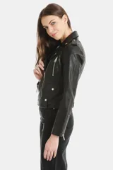 Campera negra de cuero sintético, estilo biker, con cierre cruzado y múltiples bolsillos con cremallera.