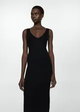 Vestido midi negro de punto fino, con cuello en pico, tirantes anchos y diseño entallado.