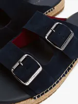 Sandalias Tommy Hilfiger de hombre color azul marino, con dos tiras de ajuste con hebilla plateada, plantilla de cuero y suela de yute y goma.