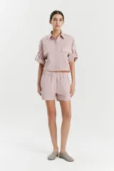 Short de poplin de algodón rosa con bordado de isologo y cintura elástica.