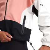 Campera deportiva Under Armour Unstoppable con diseño color block en rosa, blanco y negro. Tiene cuello alto, cierre frontal con cremallera, bolsillos laterales y puños elásticos.