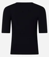 Blusa blanca de mangas cortas, confeccionada en Rib, con cuello redondo y lazos de terciopelo negros uniendo la abertura en la parte de abajo.