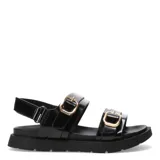Sandalias planas color beige con tiras anchas y hebillas metálicas.