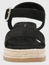 Sandalias negras con plataforma de yute, tira ancha sobre los dedos y tira con hebilla dorada alrededor del tobillo.