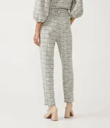 Pantalón zanahoria con estampado de cuadros, botón en la trabilla y tejido tweed.