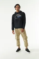 Canguro de felpa color ladrillo con capucha y cordones ajustables. Estampado frontal con la frase "Regret nothing" y logo de la marca Mistral.