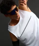 Musculosa deportiva azul marino de poliéster con tecnología Dry, cuello redondo y detalle de cinta reflectante en el centro.