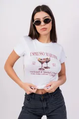 Remera corta color gris con estampado de cóctel Espresso Martini.