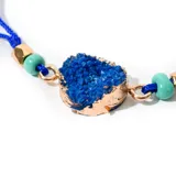 Pulsera ajustable de bijou con piedra azul y mostacillas en tonos variados.