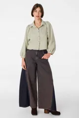 Pantalón de jean azul de corte ancho, con cintura alta y bolsillos delanteros y traseros.