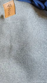 Remera blanca de corte amplio y mangas largas.