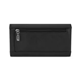 Billetera Guess modelo Abbas, color negro, con textura saffiano. Presenta un diseño tipo sobre con solapa frontal que se cierra con broche. En el centro de la solapa lleva el logo de la marca en metal plateado.