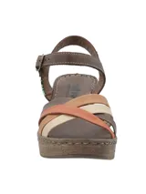 Sandalias con plataforma RKF modelo Dalia, color verde, con tiras cruzadas en tonos verde, beige y celeste.