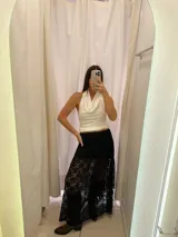 Pollera larga de encaje negro con forro interior.