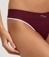 Bombacha de bikini color beige claro, confeccionada en poliamida con tecnología seamless y textura. Presenta un corte bikini clásico y un borde liso.