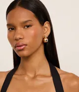 Set de tres pares de aros tipo caravana con esferas bicolores de diferentes tamaños.