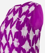 Blusa musculosa de crepé texturizado, plisada y con estampa abstracta de rombos en blanco y violeta.