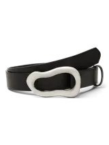 Cinturón negro de cuero sintético con hebilla plateada de forma irregular.