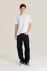 Pantalón de jean azul oscuro, corte amplio, con bolsillos delanteros y traseros.