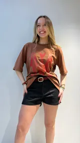 Remera blanca de algodón de corte oversize con estampado de tres peces rojos.