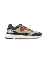 Zapatillas urbanas de cuero color beige, marrón y negro, con detalles metalizados y suela blanca.