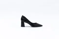 Zapato de cuero charol negro con punta fina y taco cuadrado.