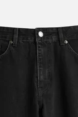 Pantalón de jean celeste de corte slim fit y tapered, con cinco bolsillos, efecto lavado y cierre frontal con cremallera y botón.