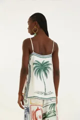 Top blanco con estampado de dos peces rojos y un sol en el centro. Tiene tirantes finos y corte holgado.