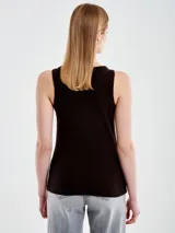 Musculosa marrón con cuello redondo y apliques de joyas en el frente.