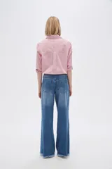 Pantalón de jean azul de corte ancho con terminación desflecada.