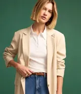 Musculosa blanca de viscosa con cuello polo y botones.