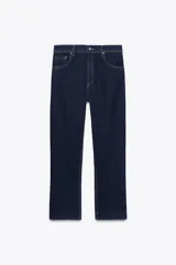 Pantalón de jean marrón oscuro, de tiro alto, corte slim fit y bootcut, con cinco bolsillos y pespuntes a contraste.