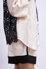 Short color crema con cintura elastizada y terminaciones en color negro.